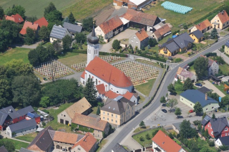 Ansicht der Ralbitzer Pfarrkirche mit Friedhof (Foto Gemeinde Ralbitz-Rosenthal)