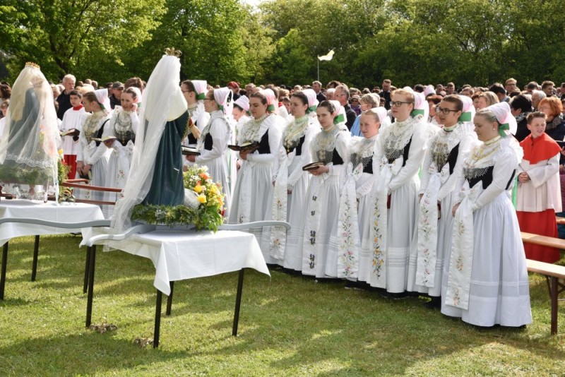 Sorbische Druschkas und Marienstatuen bei einer Wallfahrt auf der Wallfahrtswiese (Foto Gemeinde Rosenthal)